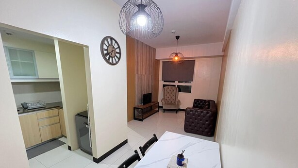 A compact living space with a dining area, kitchen, and a living room. - Chic 1-bedroom building in fantastic Pasay City with AC, fitness room (Pasay City)