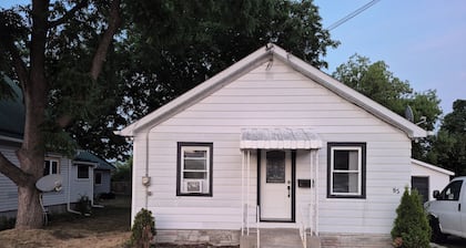 Freshly Renovated 2 bedroom house with big patio and backyard