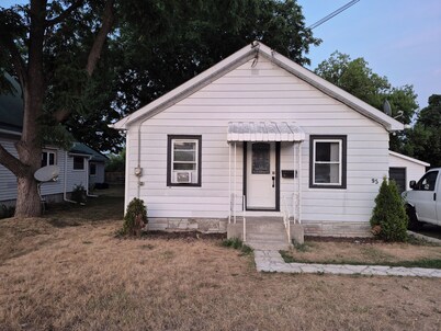 Freshly Renovated 2 bedroom house with big patio and backyard