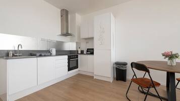 Kühlschrank, Mikrowelle, Ofen, Wasserkocher mit Kaffee-/Teezubehör