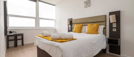 1 slaapkamer, een bureau, een strijkplank/strijkijzer, internet