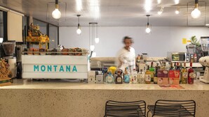 Un área de cocina con una encimera identificada con