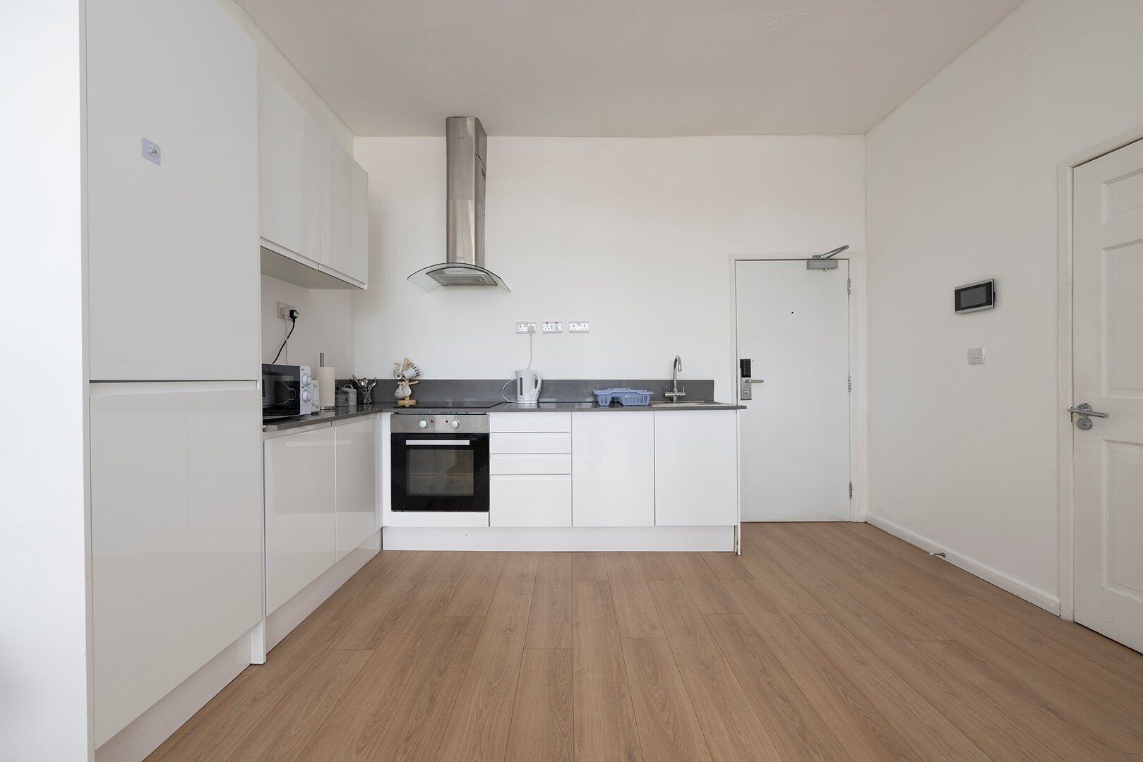 Kühlschrank, Mikrowelle, Ofen, Wasserkocher mit Kaffee-/Teezubehör