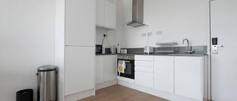 Réfrigérateur, micro-ondes, four, cafetière/bouilloire