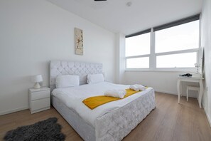 1 habitación, escritorio, tabla de planchar con plancha y internet 