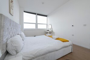 1 chambre, bureau, fer et planche à repasser, accès Internet