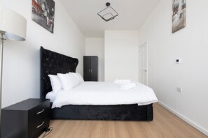 1 slaapkamer, een bureau, een strijkplank/strijkijzer, internet