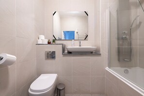 Een douche, een haardroger, handdoeken