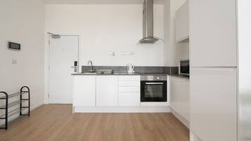 Kühlschrank, Mikrowelle, Ofen, Wasserkocher mit Kaffee-/Teezubehör