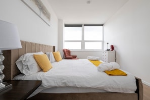 1 chambre, bureau, fer et planche à repasser, accès Internet