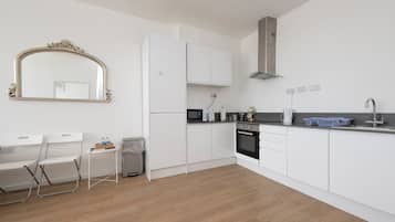 Kühlschrank, Mikrowelle, Ofen, Wasserkocher mit Kaffee-/Teezubehör