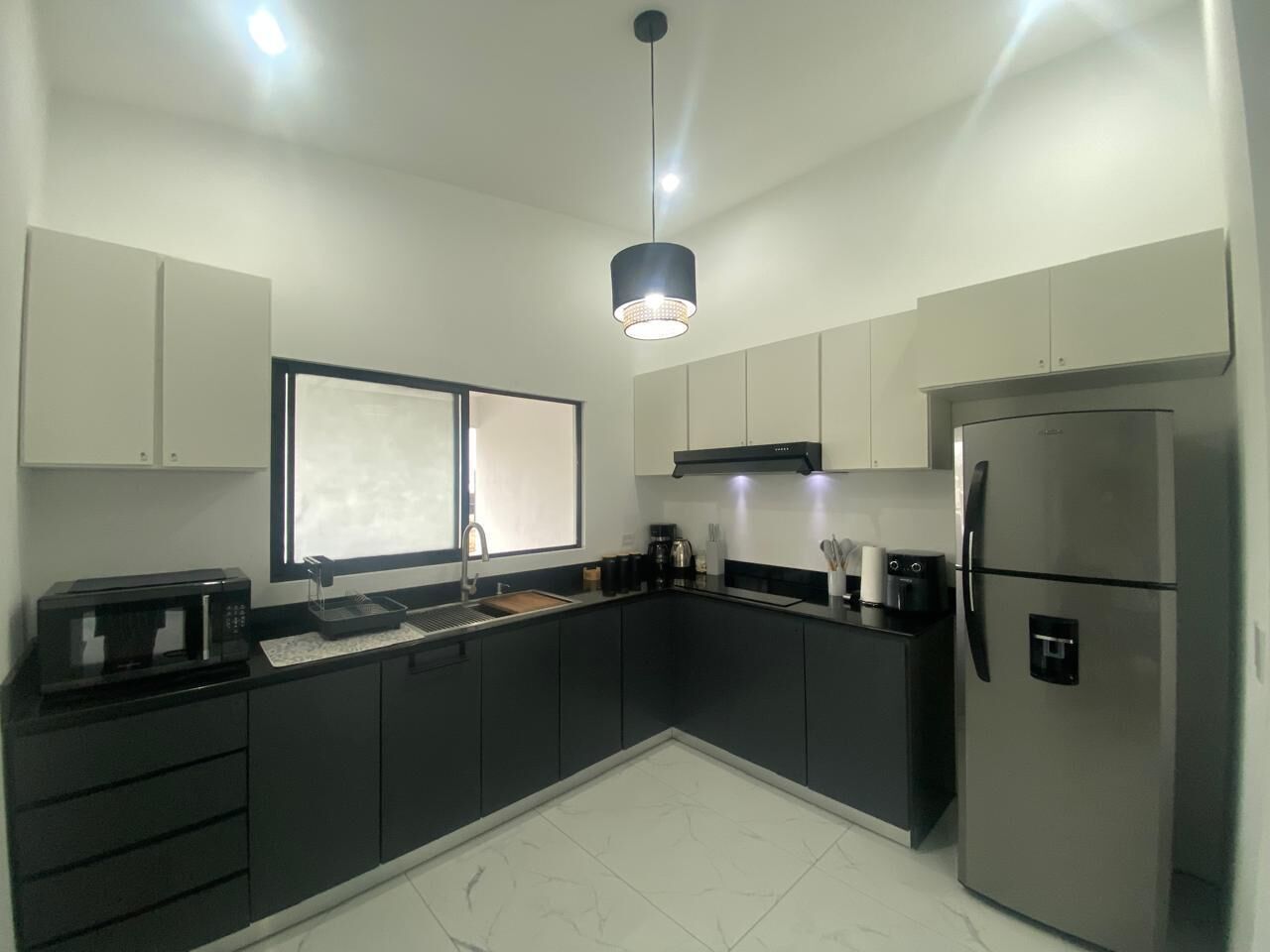 Køleskab, mikrobølgeovn, kogeplade, kaffe-/temaskine