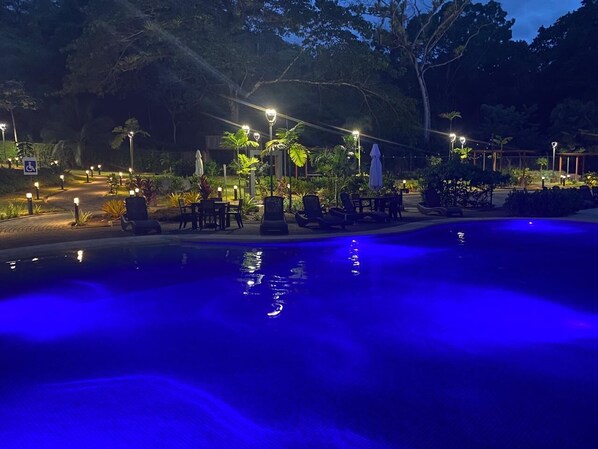 Una piscina al aire libre