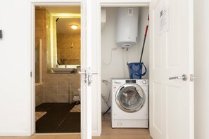 Shower, hair dryer, towels - Quiet and cosy West Midlands escape (Smethwick)