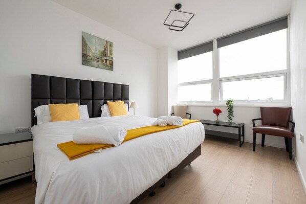 1 slaapkamer, een bureau, een strijkplank/strijkijzer, internet