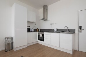 Kühlschrank, Mikrowelle, Ofen, Wasserkocher mit Kaffee-/Teezubehör