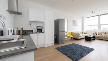 Fridge, microwave, oven, coffee/tea maker