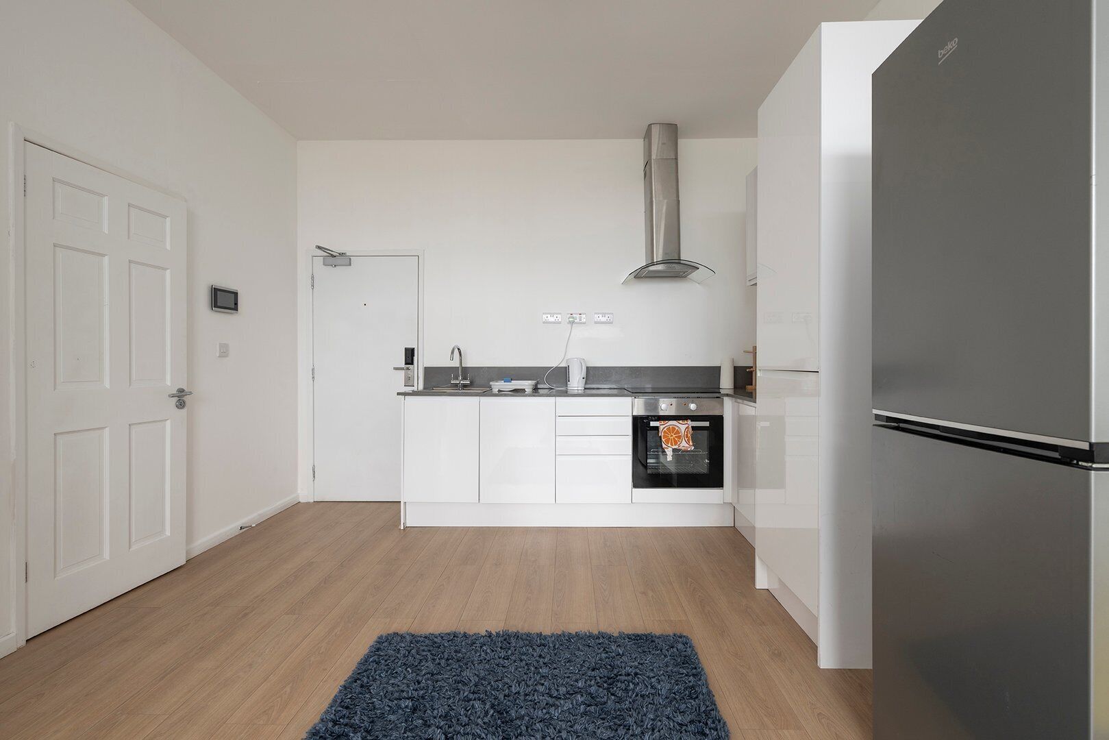 Kühlschrank, Mikrowelle, Ofen, Wasserkocher mit Kaffee-/Teezubehör