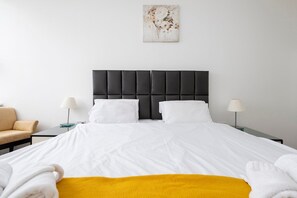 1 chambre, bureau, fer et planche à repasser, accès Internet