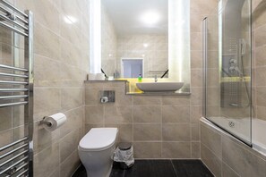 Douche, séchoir à cheveux, serviettes fournies