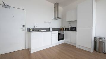 Kühlschrank, Mikrowelle, Ofen, Wasserkocher mit Kaffee-/Teezubehör