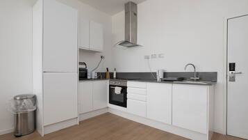 Kühlschrank, Mikrowelle, Ofen, Wasserkocher mit Kaffee-/Teezubehör