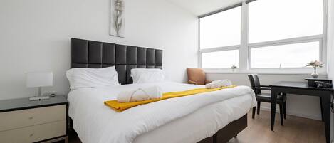 1 soverom, skrivebord, strykejern/-brett og internettilgang