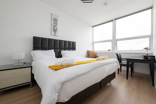 1 chambre, bureau, fer et planche à repasser, accès Internet