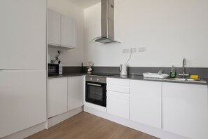 Køleskab, mikrobølgeovn, ovn, kaffe-/temaskine