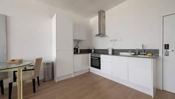 Kühlschrank, Mikrowelle, Ofen, Wasserkocher mit Kaffee-/Teezubehör