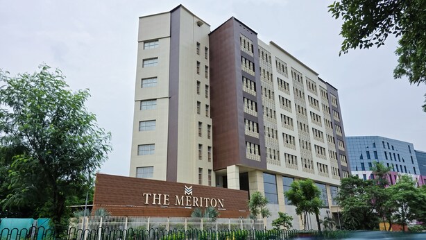 Un hotel de varios pisos con un letrero llamativo que dice "THE MERITON".