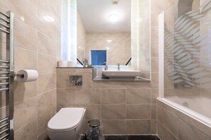 Douche, sèche-cheveux, serviettes fournies