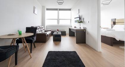 Bright home near The Hawthorns Station