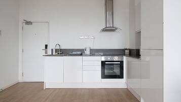 Kühlschrank, Mikrowelle, Ofen, Wasserkocher mit Kaffee-/Teezubehör