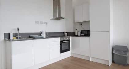 Bright home near The Hawthorns Station