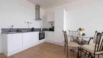 Kühlschrank, Mikrowelle, Ofen, Wasserkocher mit Kaffee-/Teezubehör