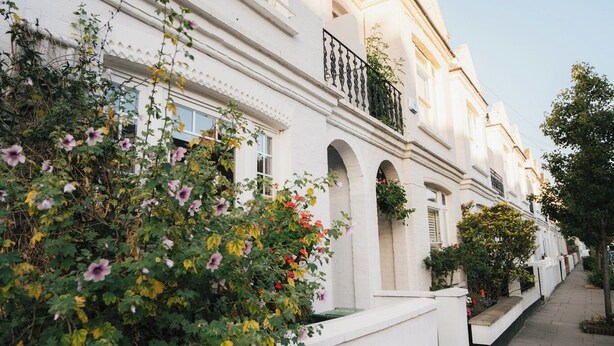 A row of white buildings with arched windows and balconies. - Fabian Road Cozy House - Central London (London)