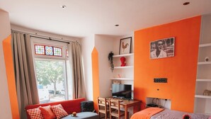 A modern bedroom with a sofa bed, a desk, and a bed. - Fabian Road Cozy House - Central London (London)