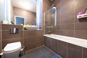 Shower, hair dryer, towels - Charming home with gym access in West Bromwich (Smethwick)