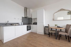 Fridge, microwave, oven, coffee/tea maker