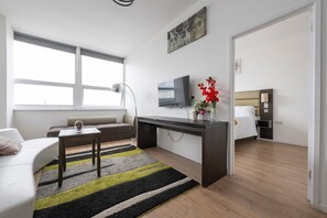 2 bedrooms, desk, iron/ironing board, Internet