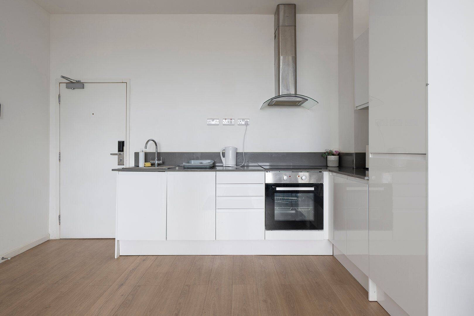 Refrigerador, microondas, horno y cafetera y tetera 