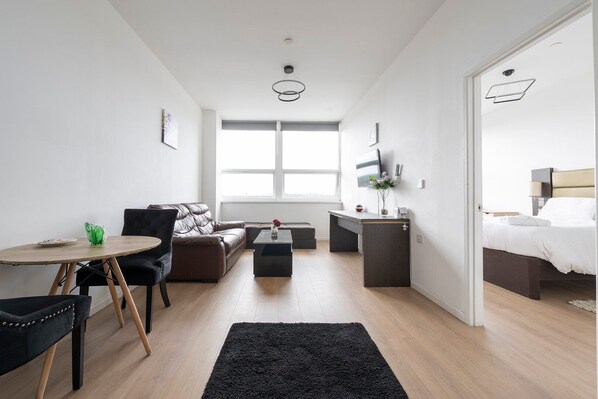 1 chambre, bureau, fer et planche à repasser, accès Internet