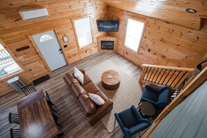 Smart TV y chimenea 
