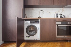 Fridge, microwave, oven, stovetop - Blueground | Passy, view, nr Trocadéro (Paris)