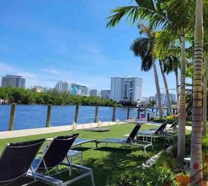 Property grounds - Modern WATERFRONT 1 bedroom condo-hotel in the heart of Fort Lauderdale (Fort Lauderdale)