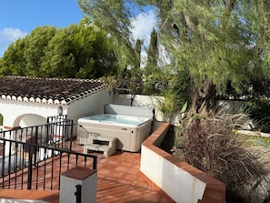 Outdoor spa tub - 7 Bedroom 4 en-suite hot tub & 17m pool (Frigiliana)