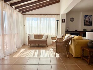 TV, fireplace, table tennis, books