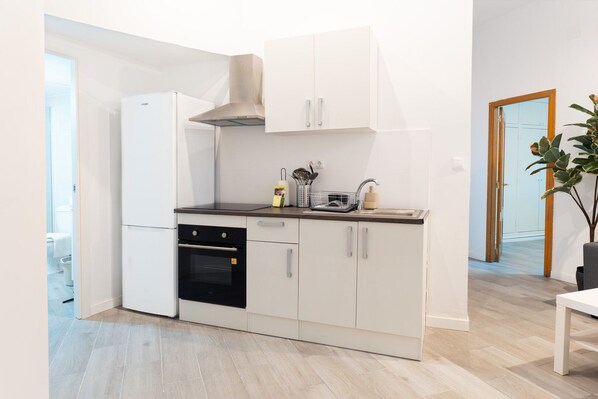 Refrigerador, microondas, horno y cafetera y tetera 