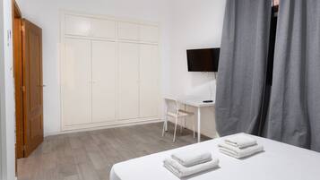 1 slaapkamer, een strijkplank/strijkijzer, internet, beddengoed